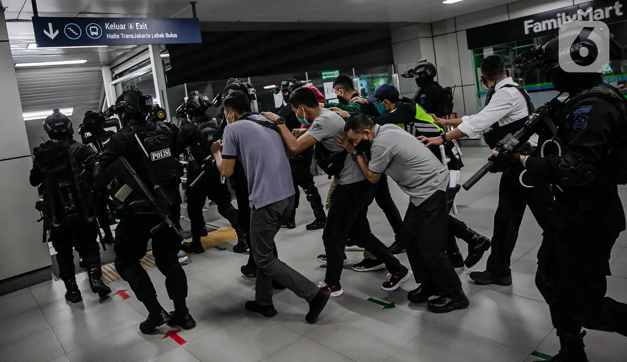Tim Brimob Kelapa Dua Mabes Polri bersenjata lengkap melakukan aksi penyelamatan sandera saat simulasi penanggulangan teror di Stasiun MRT Lebak Bulus, Jakarta, Rabu (16/12/2020). Aksi tersebut untuk mengecek kesiapan anggota menghadapi ancaman kejahatan berkadar tinggi. (Liputan6.com/Faizal Fanani)