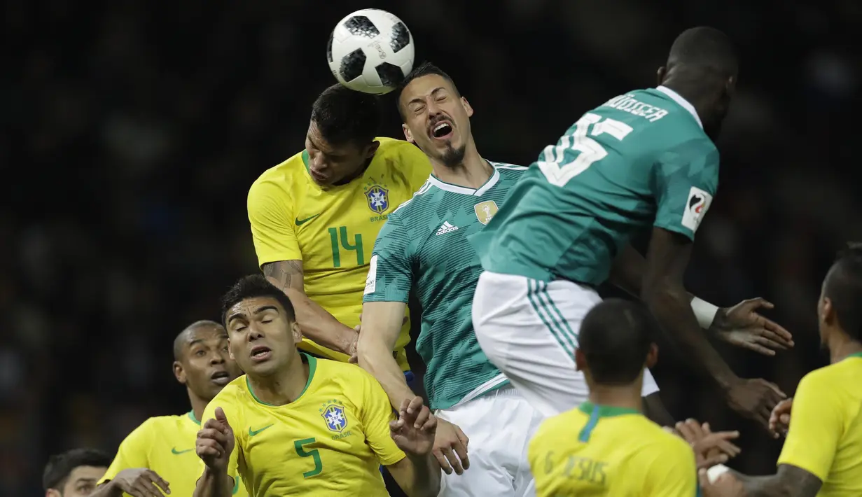 Bek Brasil, Thiago Silva, duel udara striker Jerman, Sandro Wagner, pada laga persahabatan di Stadion Olympiastadion, Berlin, Selasa (27/3/2018). Jerman takluk 0-1 dari Brasil. (AP/Michael Sohn)
