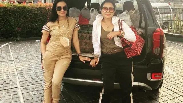 8 Potret Persahabatan Mayangsari dan Iis Dahlia yang Selalu Akrab