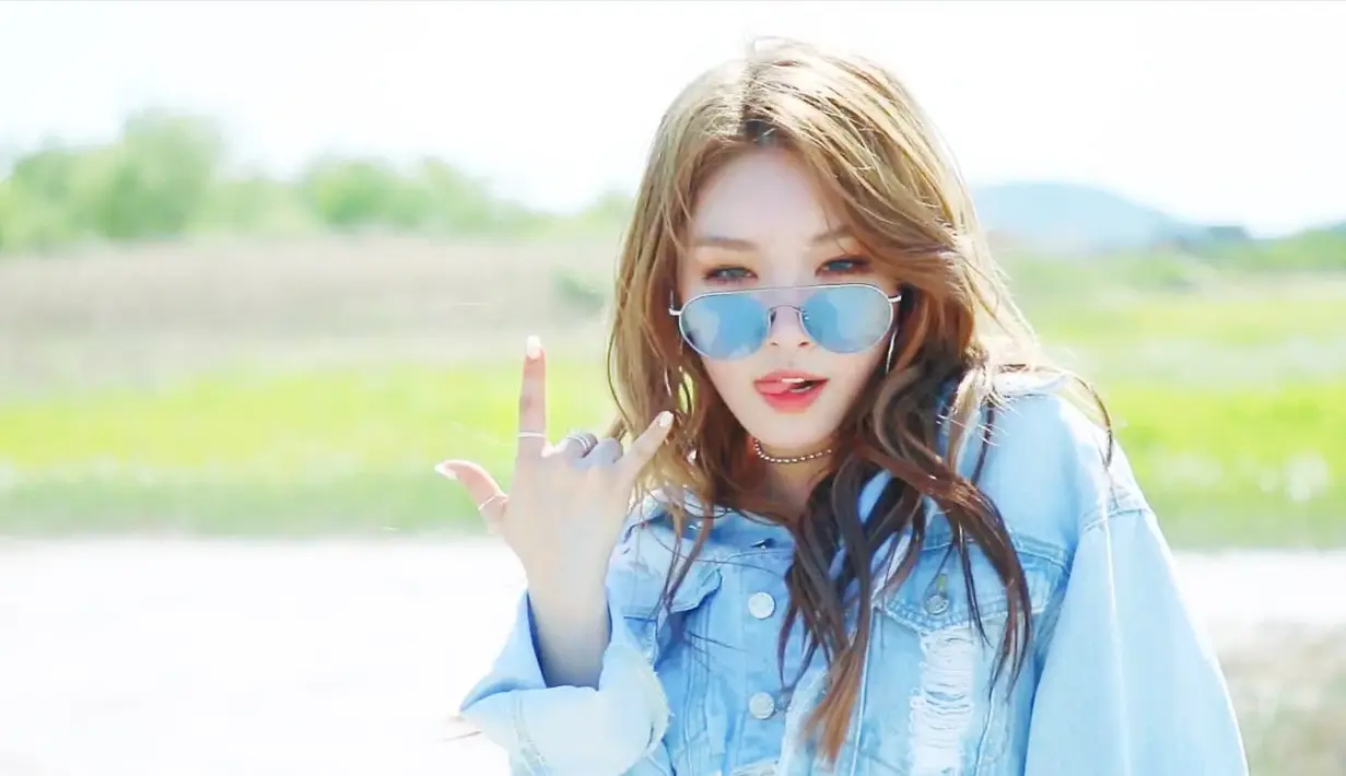 Pada 18 Juli 2018, Kim Chungha akan merilis mini album yang berjudul Blooming Blue. Beberapa watu lalu, ia mengunggah cuplikan lagu andalannya, Love U. (Foto: soompi.com)