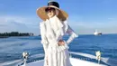 <p>Syahrini tampil glamour dengan dress putih panjang dengan detail ruffle di bagian bawah, dan renda-renda dibagian lengan. Serta pita brokat di bagian depannya. @princessyahrini</p>