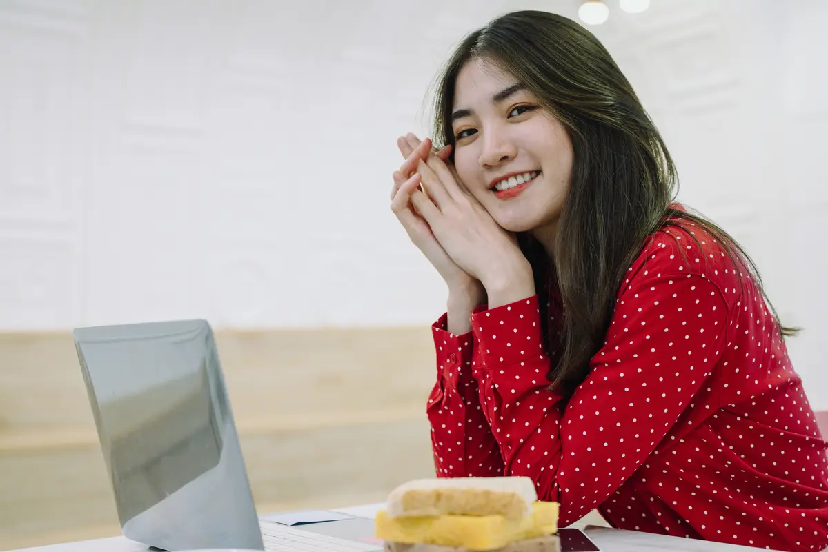 wanita juli tatapan mata