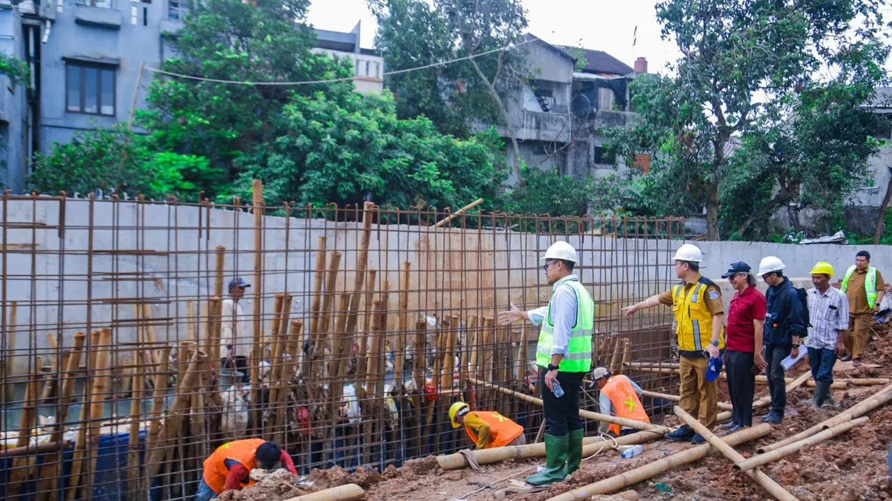 Pembangunan turap di sepanjang bibir Kali Puri Bintaro Indah, Ciputat, Kota Tangerang Selatan