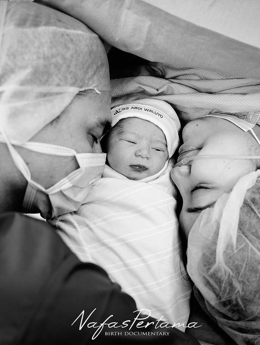 Adipati Dolken sedang berbahagia, sang istri baru saja melahirkan anak pertama mereka  [instagram/adipati]