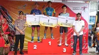 Pembalap tim Pgn Road Cycling Team, Novardianto Jamalidin, berhasil finis terdepan pada etape I Tour de Singkarak 2018 yang menempuh rute Lapangan Kantin Kota Bukittinggi dan finish di Kabupaten Sijunjung, Minggu (4/11/2018). (dok. Tour de Singkarak 2018)