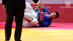 Atlet beladiri Kurash Indonesia, Dhifa Alfais saat bertarung dengan Danish Sharma dari India di 32 besar di kelas putra dibawah 90 kg di Arena Kurash JCC Senayan, Jakarta, Kamis (30/8). Indonesia kalah 0-3 atas India. (Liputan6.com/Fery Pradolo)