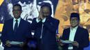 Ketua Umum Partai Nasional Demokrat (Nasdem) Surya Paloh (tengah) saat memberikan tumpeng kepada calon presiden dan calon wakil presiden Koalisi Perubahan, Anies Baswedan (kiri) - Muhaimin Iskandar (Kanan) di Kantor DPP Partai Nasdem, Jakarta, Sabtu (11/11/2023). (merdeka.com/Imam Buhori)