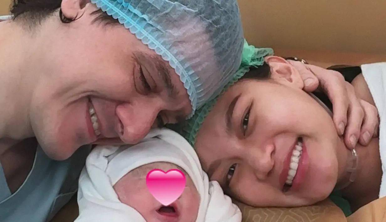 Patricia Gouw membagikan potret bahagia dirinya dan suami, Daniel Bertoli, ketika melihat sang buah hati sudah lahir ke dunia. Pasangan yang menikah pada Februari 2023 itu terlihat haru bahagia sambil mendekap baby Zoe yang sudah berpakaian hangat. (Liputan6.com/IG/@patriciagouw)