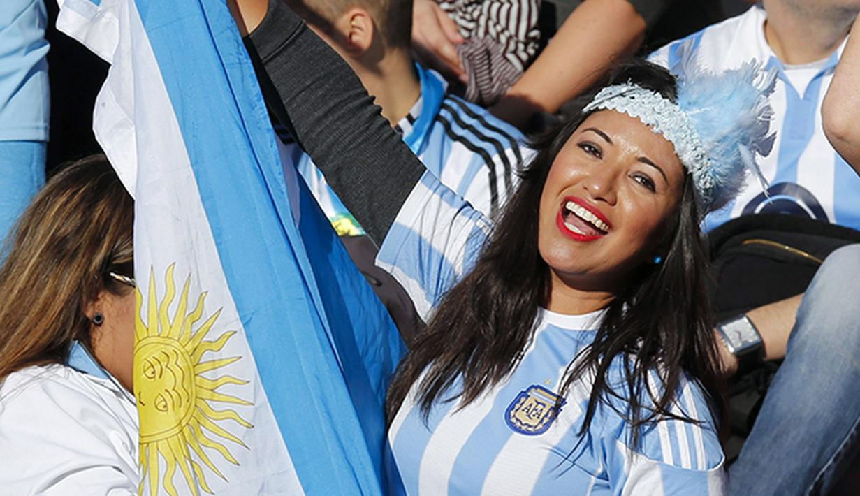 Pesona kecantikan wanita suporter Argentina. (EPA/Juan Carlos Cardenas)