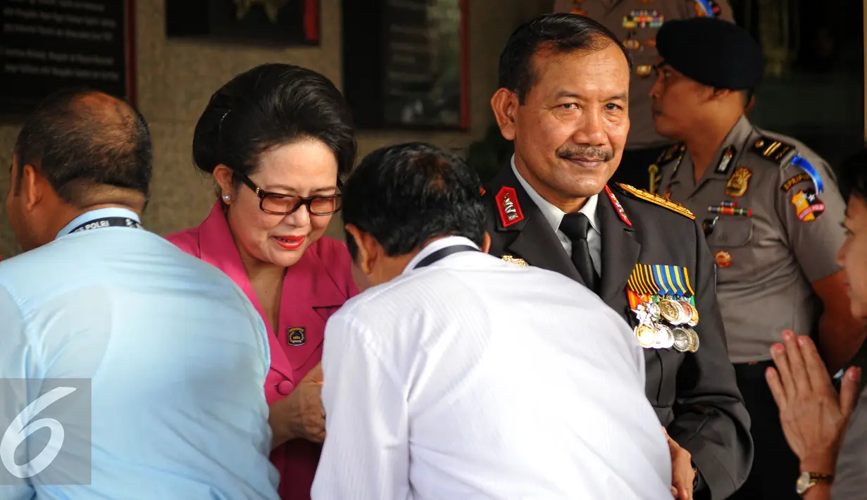 Kapolri Jenderal Badrodin Haiti bersalaman dengan staf dan anggota Polri saat halal bihalal di Mabes Polri, Jakarta, Rabu (22/7/2015). Turut hadir Kabareskrim Polri Komjen Pol. Budi Waseso dan petinggi Polri lainnya. (Liputan6.com/Yoppy Renato)