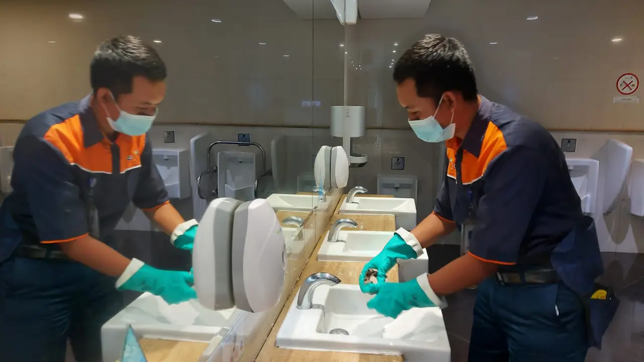 Petugas kebersihan toilet Terminal 3 Bandara Internasional Soekarno Hatta menemukan dompet berisi ribuan uang dolar