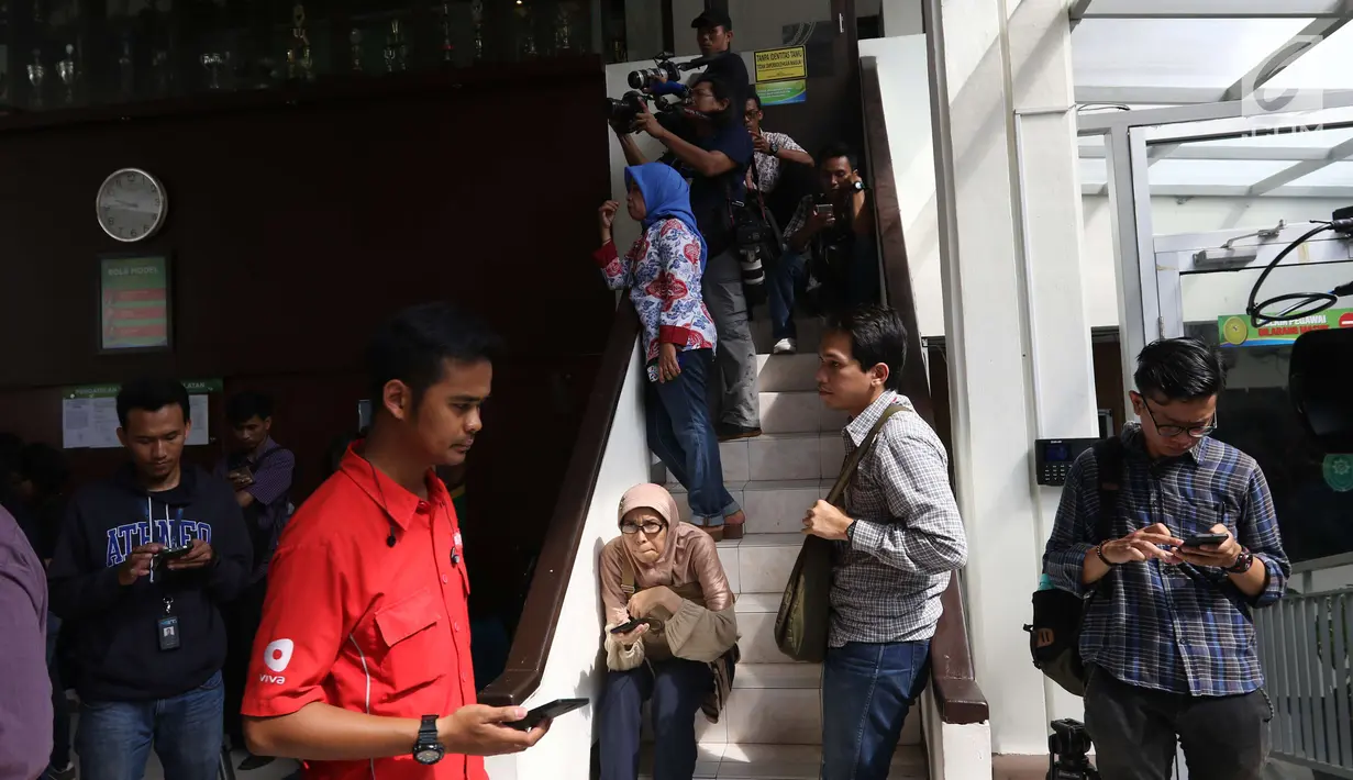 Awak media menunggu di luar ruang sidang pembacaan vonis dengan terdakwa terorisme, Aman Abdurrahman di PN Jakarta Selatan, Jumat (22/6). Awak media hanya diizinkan mengambil gambar ketika Aman Abdurrahman memasuki ruang