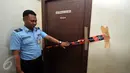 Petugas mengecek ruangan anggota DPR dari F-Partai Golkar, Budi Supriyanto yang disegel penyidik KPK, Jakarta, Kamis (13/1). Penyidik juga menyegel ruangan anggota DPR dari F-PDIP Damayanti Wisnu Putranti terkait kasus OTT. (Liputan6.com/Johan Tallo)