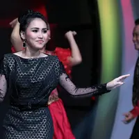 Penyanyi dangdut Ayu Ting Ting baru saja meluncurkan single terbarunya berjudul Kamu Kamu Kamu. Lagu yang baru saja diluncurkan itu banyak komentar miring. (Deki Prayoga/Bintang.com)