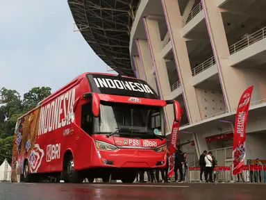 Sebuah bus baru yang akan menjadi sarana transportasi Timnas Indonesia diperkenalkan jelang laga FIFA Matchday melawan Timnas Argentina di Stadion Utama Gelora Bung Karno, Jakarta, Minggu (18/6/2023). Bus tersebut akan digunakan untuk kepentingan Timnas Indonesia berbagai kelompok umur dan sepak bola wanita. (Bola.com/Bagaskara Lazuardi)