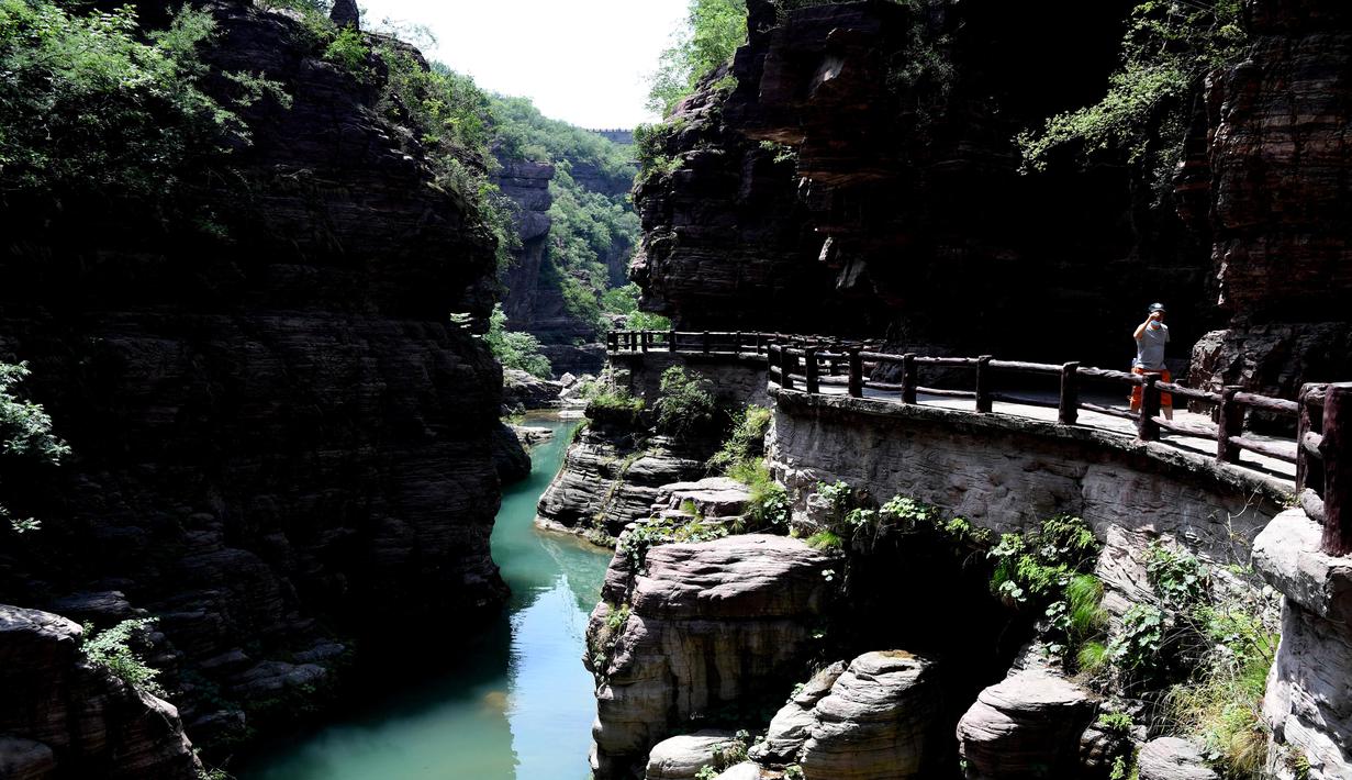 Foto Melihat Pemandangan Batu Merah Di Wisata Gunung Yuntai China