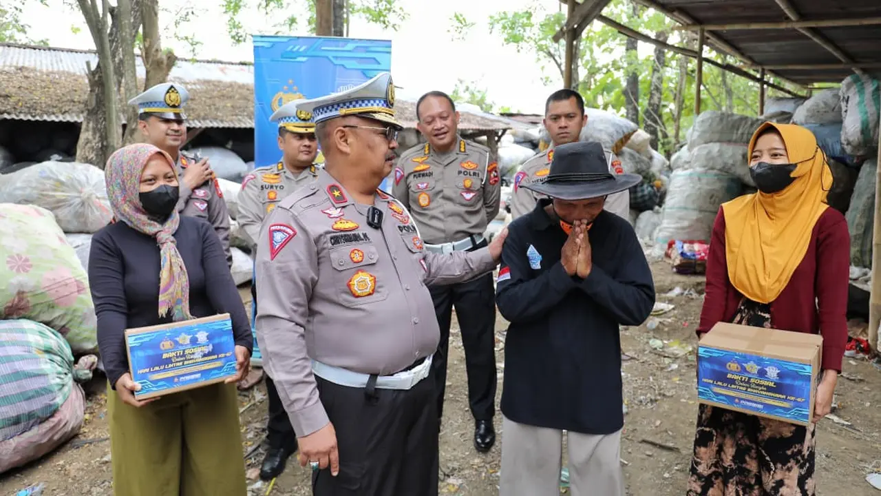 Dirkamsel Korlantas Polri Brigjen Pol Dr. Chrysnanda Dwilaksana mendatangi serta membantu warga berprofesi pengepul dan pengelola sampah plastik, di Desa Sitimulyo Tempat Pembuangan Sampah Terpadu (TPST) Piyungan, Bantul,