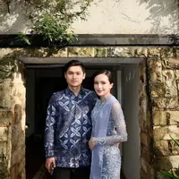 Aktris berbakat berusia 22 tahun ini memilih kebaya rancangan @wirantikurniabride yang hadir dengan desain berkelas. [@bebytsabina].