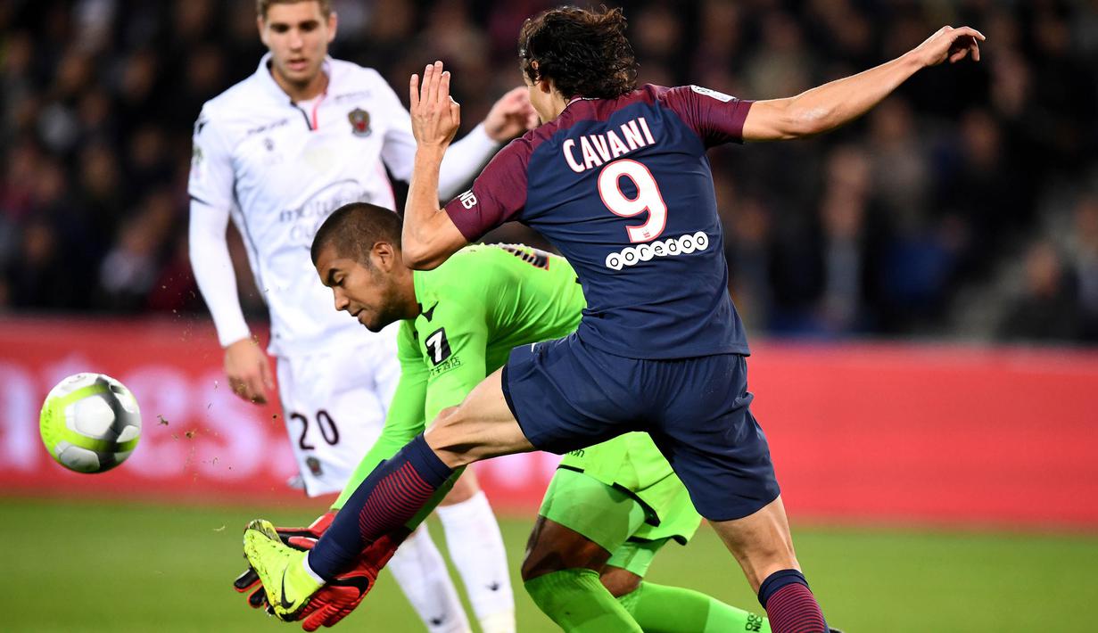 Striker PSG, Edinson Cavani, berebut bola dengan kiper Nice, Walter Benitez, pada laga Ligue 1 Prancis di Stadion Parc des Princes, Paris, Jumat (27/10/2017). PSG menang 3-0 atas Nice. (AFP/Franck Fife)