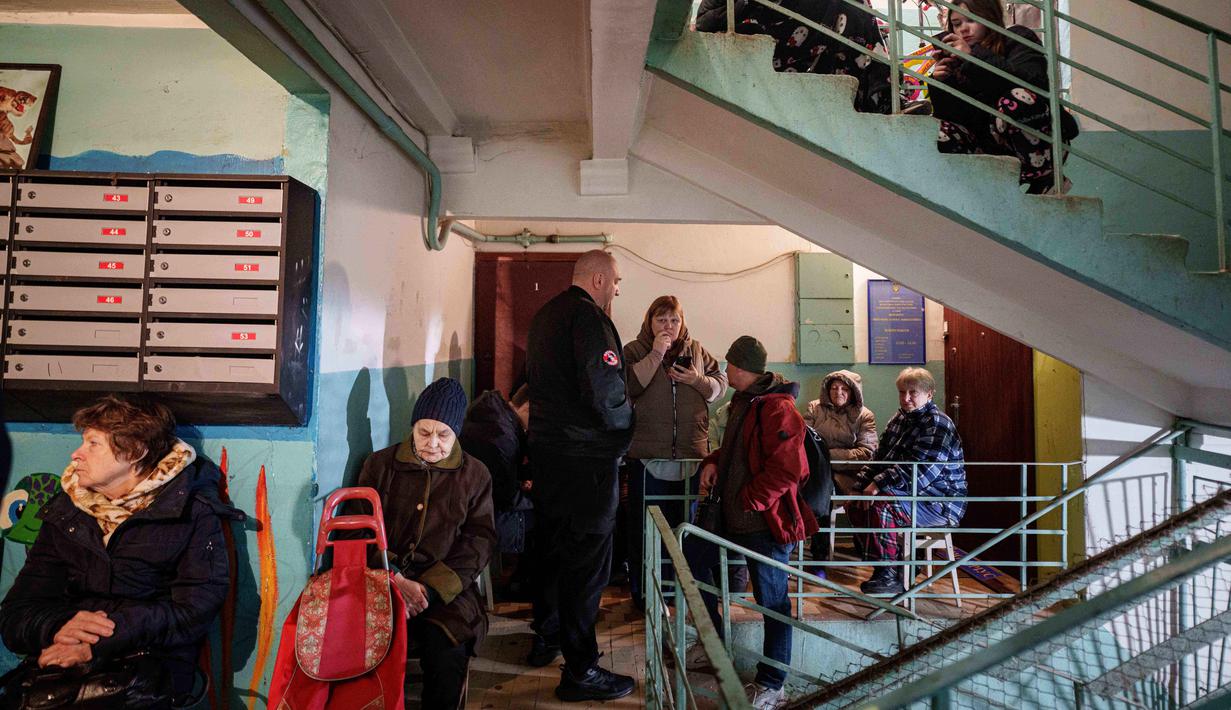 Serangan dilakukan ke berbagai wilayah dan kota-kota besar di Ukraina. Tampak dalam foto, warga berlindung di dalam rumah yang rusak akibat serangan Rusia di daerah pemukiman, Kyiv, Ukraina, pada Kamis 16 April 2026. (AP Photo/Evgeniy Maloletka)