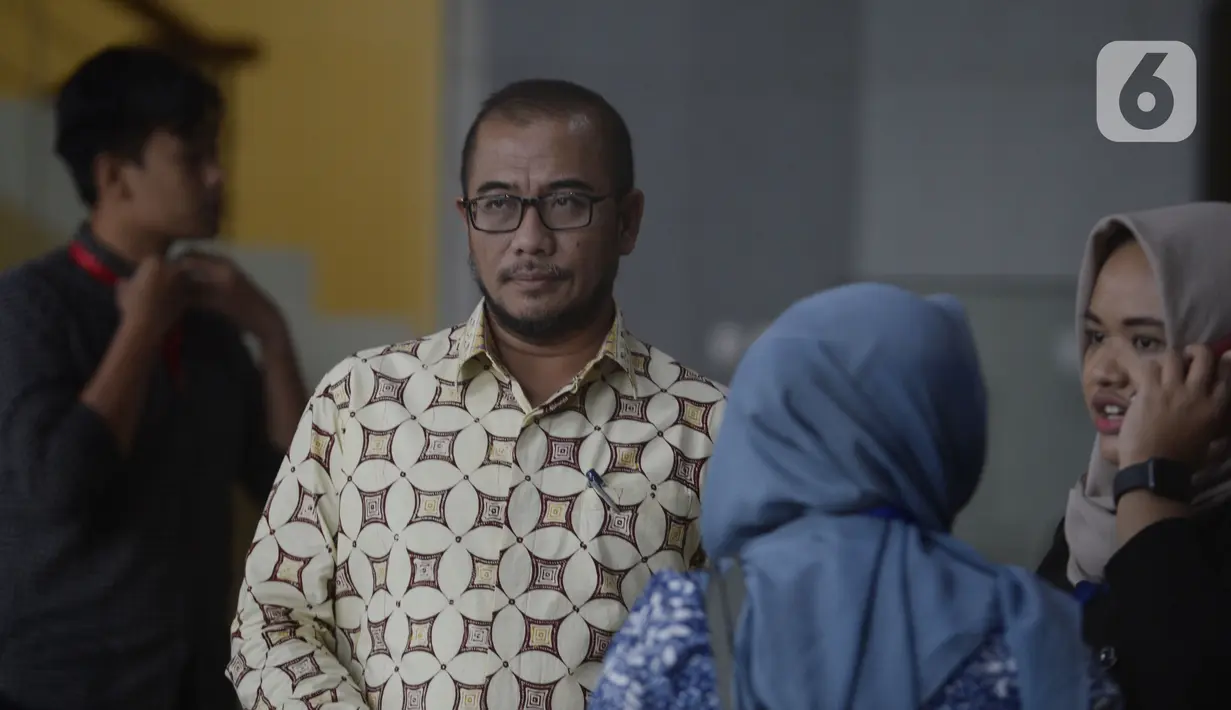 Komisioner KPU Pusat, Hasyim Asy'ari tiba untuk dimintai keterangan oleh penyidik di Gedung KPK, Jakarta, Jumat (24/1/2020). Hasyim diperiksa sebagai saksi untuk tersangka mantan Komisioner KPU, Wahyu Setiawan. (merdeka.com/Dwi Narwoko)
