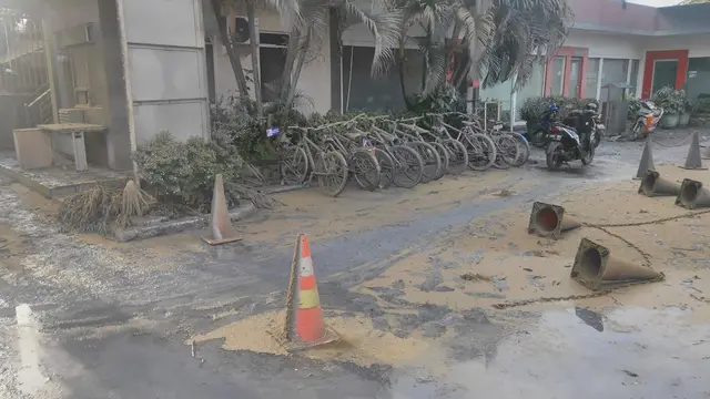 Kondisi Halaman Pabrik Kimia Yang Meledak. (Istimewa).