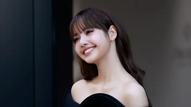 Lisa BLACKPINK Bikin Terpukau, Siluet Curvy-nya Terlihat Sempurna dalam Dress Hitam