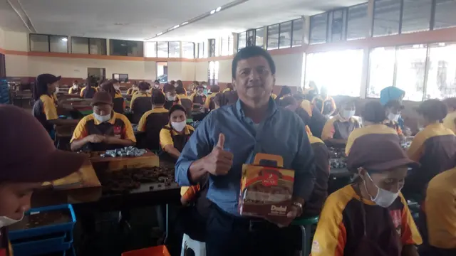 Nampak Ato Hermanto, pemilik dodol terngah berbaur dengan ratusan pegawai dodol Picnic, Garut