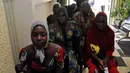 Gadis-gadis sekolah Chibok yang baru saja dibebaskan dari penahanan Boko Haram menunggu untuk bertemu Presiden Muhammadu Buhari di Abuja, Nigeria (7/5). Sebanyak 82 dari 276 siswa perempuan Chibok berhasil dibebaskan. (AP Photo/Olamikan Gbemiga)