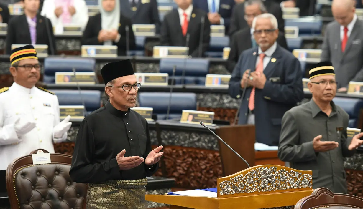 Pemimpin Partai Keadilan Rakyat Malaysia, Anwar Ibrahim mengikuti upacara pelantikan sebagai anggota parlemen di Gedung Parlemen, Senin (15/10). Anwar Ibrahim kembali ke panggung politik utama Malaysia usai memenangi pemilihan parlemen. (MOHD RASFAN/AFP)