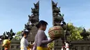 Sejumlah wanita Hindu membawa sesajen menuju pura untuk sembahyang Hari Raya Galungan di Jimbaran, Bali, Rabu (5/4). Galungan dirayakan oleh umat hindu di Bali sebagai hari kemenangan Dharma (Kebaikan) melawan Adharma (Keburukan). (SONNY TUMBELAKA/AFP)