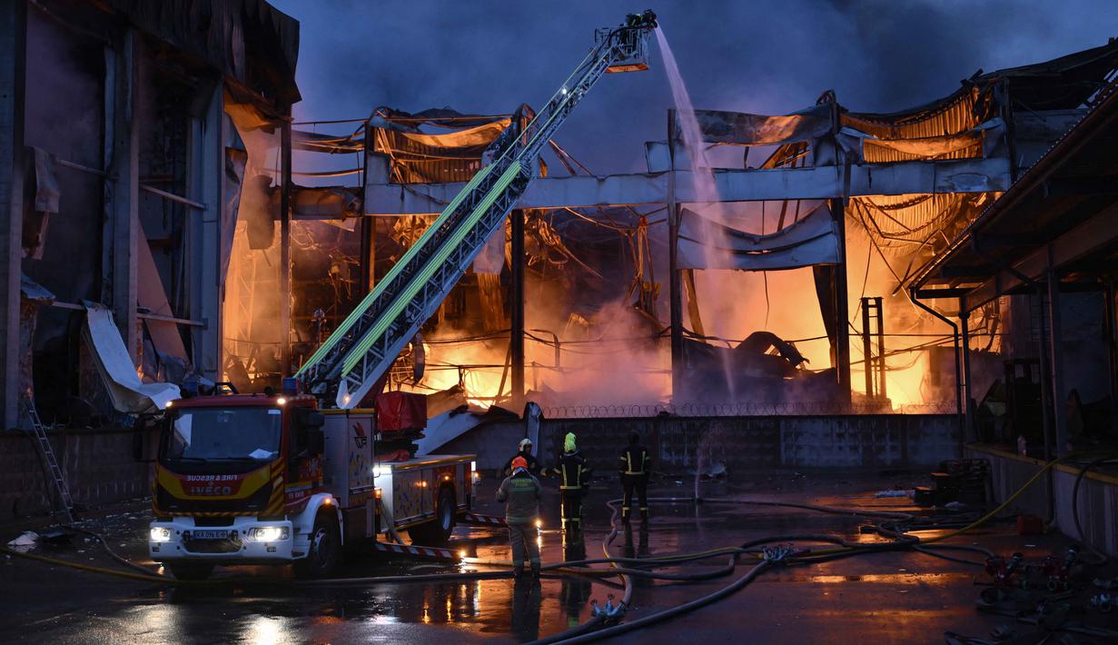 Petugas pemadam kebakaran Ukraina memadamkan api di lokasi gudang makanan menyusul serangan rudal Rusia di Kyiv pada Sabtu 25 Oktober 2025 dini hari waktu setempat, di tengah invasi Rusia ke Ukraina. (Genya SAVILOV/AFP)
