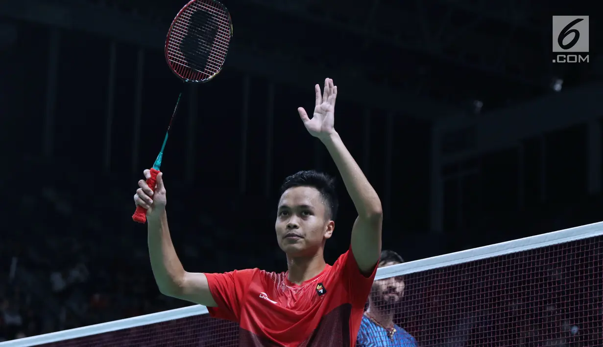 Tunggal putra Indonesia, Anthony Sinisuka Ginting usai melawan pemain India, Srikanth Nammaiwar Kidambi pada perempat final Bulutangkis Beregu Putra Asian Games 2018 di Jakarta, Senin (20/8). (Liputan6.com/Helmi Fithriansyah)