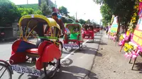 Pengayuh Becak Nikahan Gibran-Selvi Pakai Batik Lurik &amp; Blangkon