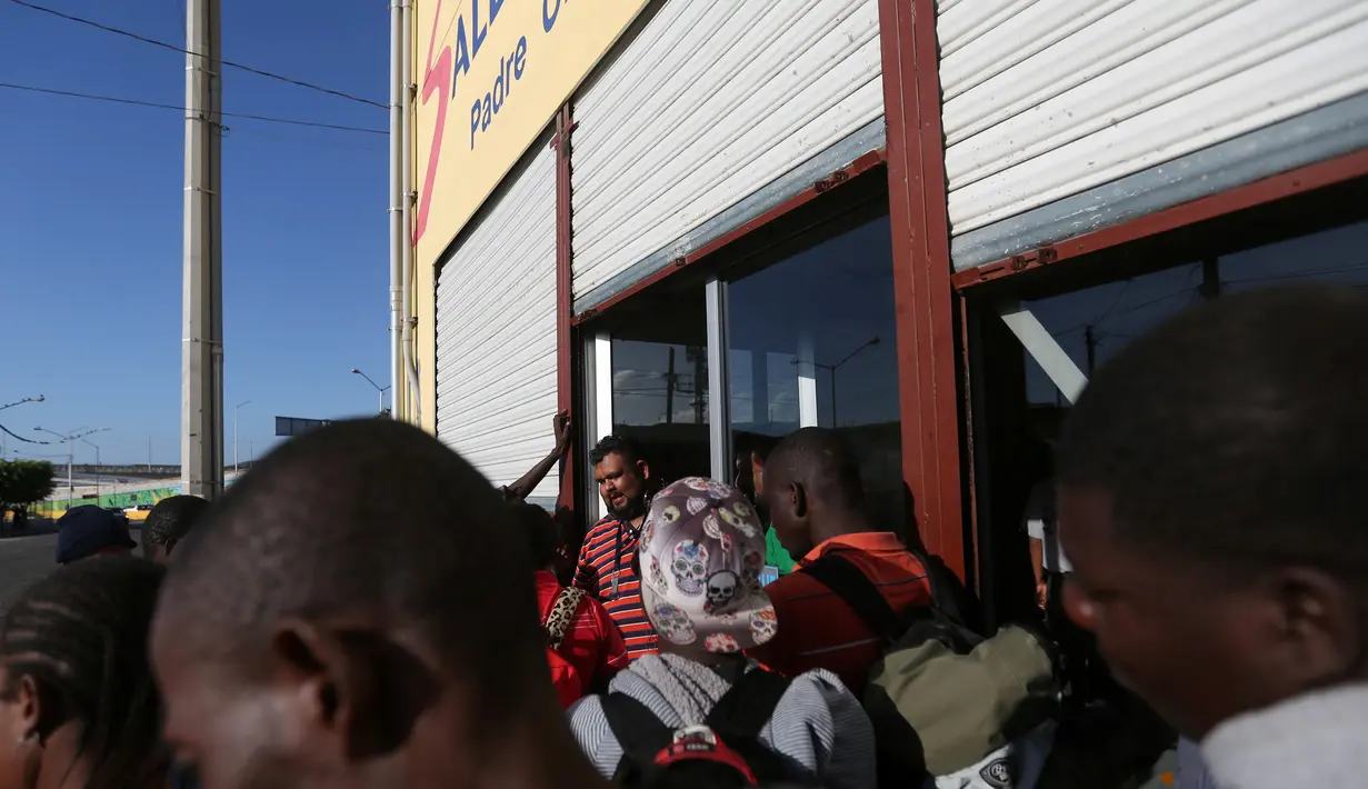 Para imigran Haiti mencari tempat untuk tidur diluar penampungan Padre Chava, Tijuana, Meksiko, Senin (3/10). Mereka meninggalkan negaranya setelah dilanda gempa pada tahun 2010 lalu dan akan melanjutkan pindah ke AS. (REUTERS/Edgard Garrido)