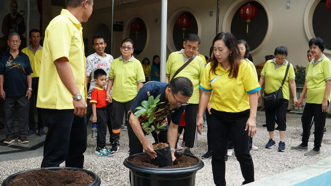 Penanaman pohon dan tanaman apotek hidup oleh Majelis Tridharma Indonesia bersama Vihara Suci Mulia. Foto : (Istimewa).