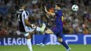 Bek Juventus, Mehdi Benatia, membuang bola dari kejaran bintang Barcelona, Lionel Messi, pada laga Liga Champions di Stadion Camp Nou, Katalonia, Selasa (12/9/2012). Barcelona menang 3-0 atas Juventus. (AFP/Lluis Gene)