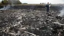 Puing-puing dari pesawat Malaysia Airlines MH-17 berserakan pasca ditembak jatuh di Grabovo, wilayah Donetsk, Ukraina, Kamis (17/7/14). (REUTERS/Maxim Zmeyev)