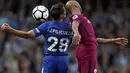 Bek Chelsea, Cesar Azpilicueta, duel udara dengan gelandang Manchester City, Fabian Delph, pada laga Premier League di Stadion Stamford Bridge, London, Sabtu (30/9/2017). Chelsea kalah 0-1 dari City. (AFP/Adrian Dennis)