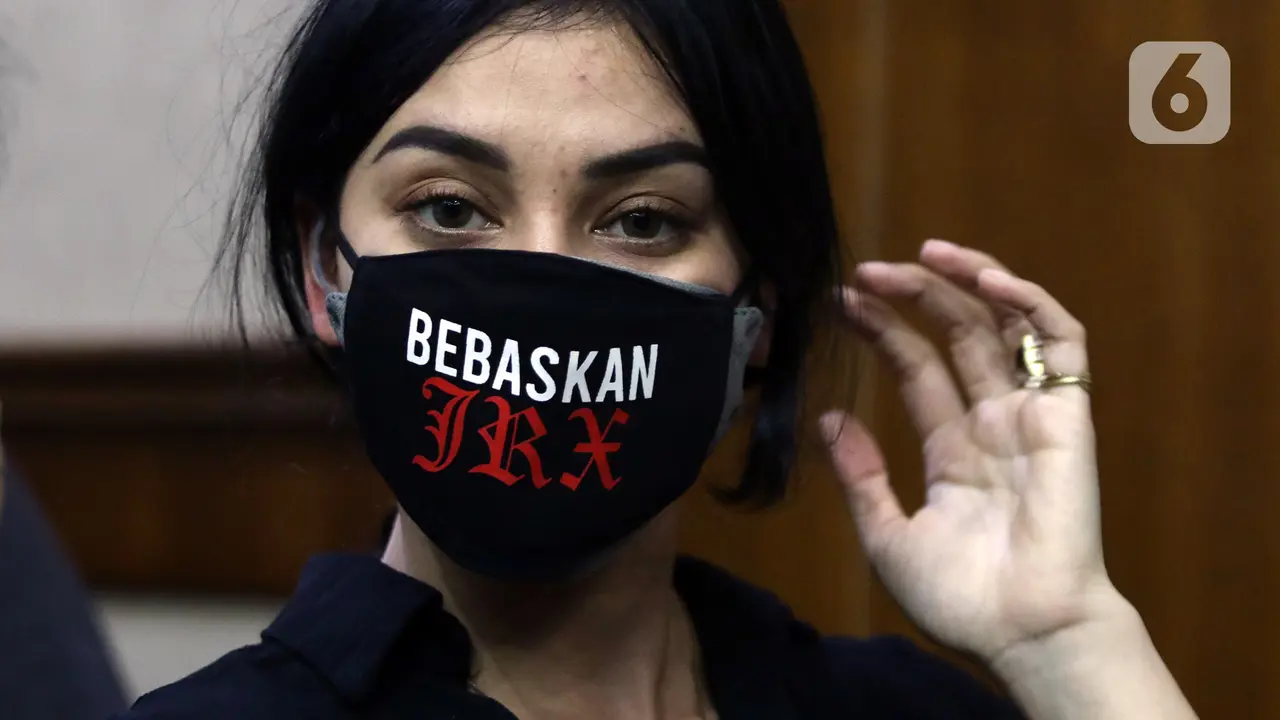 FOTO: Raut Wajah Nora Alexandra saat Hadiri Sidang Putusan Jerinx
