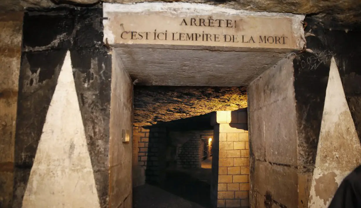Nama resmi untuk katakomba ini adalah l'Ossuaire Municipal. Lokasinya yang berada tepat di bawah kota menyebabkan dilarangnya pembangunan gedung-gedung tinggi di Paris, Perancis (14/10/2014) (AFP PHOTO / PATRICK KOVARIK)