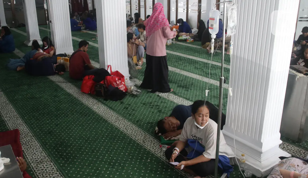 Sejumlah pasien RS Medika Permata Hijau saat dievakuasi di dalam Masjid Asy-Syukur, Jalan Kebayoran Lama, Jakarta, Minggu (30/10/2022). Sebanyak 27 pasien dievakuasi sebagai antisipasi dampak kebakaran yang terjadi kawasan pemukiman persis di belakang RS Medika Permata Hijau dan kembali ke RS sekitar pukul 14.30 WIB. (Liputan6.com/Helmi Fithriansyah)