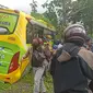 Kecelakaan bus wisata yang juga melibatkan sejumlah sepeda motor dan menewaskan empat orang dan belasan lainnya luka-luka di Garung, Wonosobo. (Foto: Liputan6.com/Istimewa-Grup RAPI BNA)