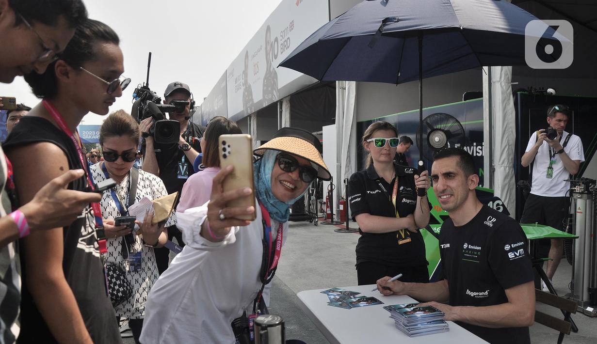 Sejumlah fans bukan hanya menyapa, tapi ngajak selfie hingga minta tanda tangan. (merdeka.com/Iqbal S. Nugroho)