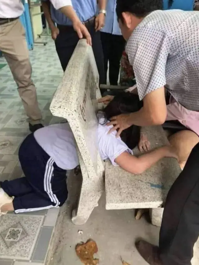 10 Potret Absurd Bocah Tersangkut di Tempat Tak Terduga Ini Kocak
