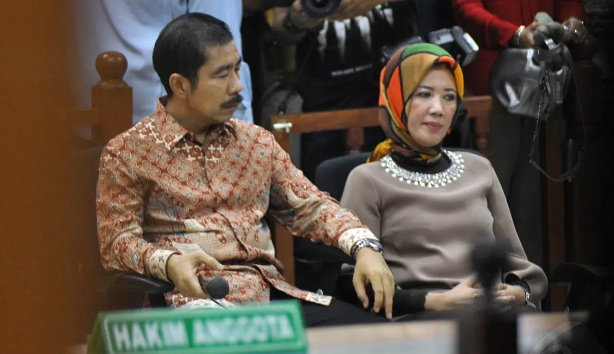 Romi Herton dan istrinya, Masyito didakwa melakukan dugaan suap sengketa pilkada kepada mantan Ketua MK, Akil Mochtar dan memberikan keterangan tidak benar di persidangan, Jakarta, Kamis (20/11/2014). (Liputan6.com/Miftahul Hayat)