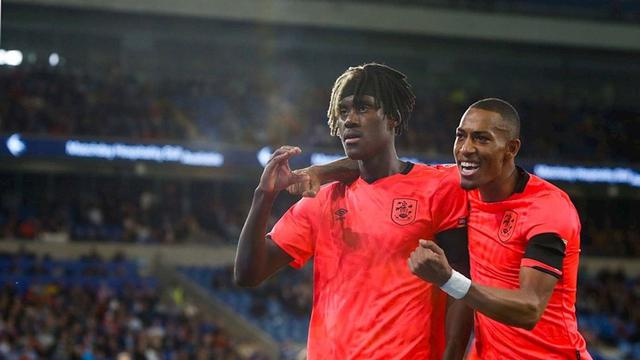 Gelandang Chelsea yang dipinjamkan ke Huddersfield Town, Trevoh Chalobah (kiri/htafc.com)