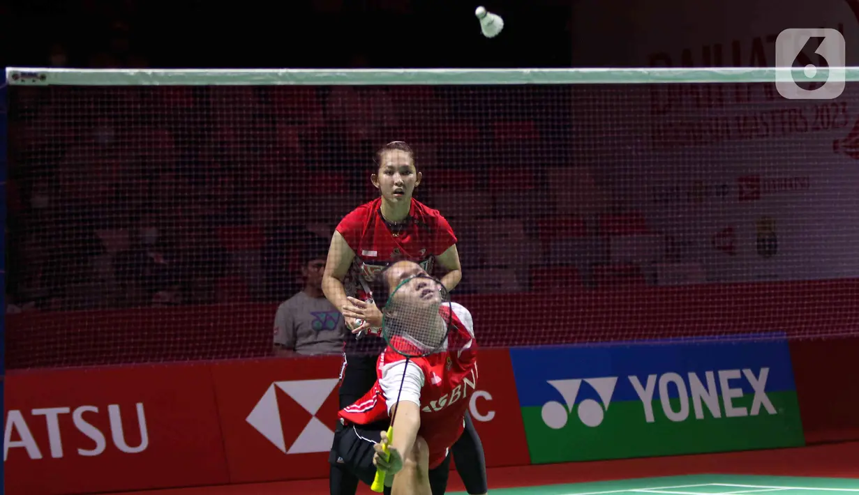 Pebulu tangkis ganda putri Indonesia Lanny Tia Mayasari/Ribka Sugiarto saat bertanding melawan ganda putri India Tanisha Crasto/Ashwini pada babak 16 besar Daihatsu Indonesia Masters 2023 di Istora Senayan, Jakarta, Kamis (26/1/2023). Pasangan Lanny/Ribka terhenti di babak 16 besar Indonesia Masters 2023 dengan skor 19-21, 21-18, dan 23-21. (Liputan6.com/Herman Zakharia)