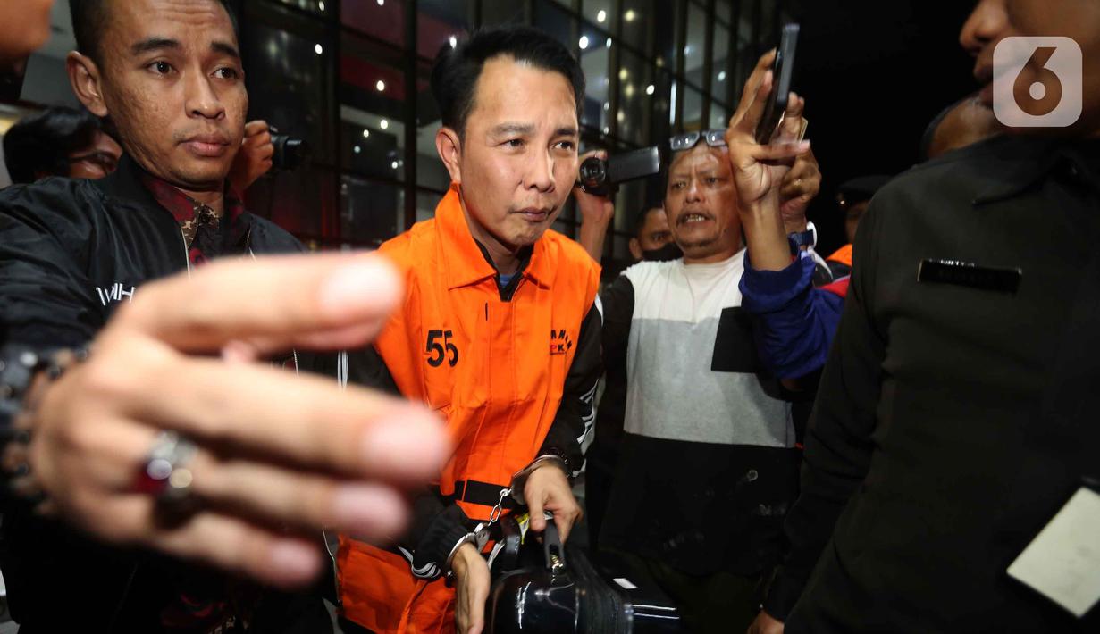 Bupati Rejang Lebong, Muhammad Fikri Thobari, saat digiring petugas naik mobil tahanan usai menjalani pemeriksaan di Gedung Merah Putih Komisi Pemberantasan Korupsi (KPK), Jumat (11/3/2026) dini hari WIB. (Liputan6.com/Helmi Fithriansyah)