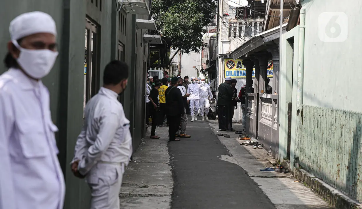 <p>Sejumlah orang dengan mengenaikan pakaian putih-putih terlihat di sekitar kediaman Muhammad Rizieq Shihab di Jalan Petamburan III, Jakarta, Rabu (20/7/2022). Dinyatakan bebas bersyarat, Rizieq Shihab dikabarkan akan berkumpul dengan keluarga dan orang-orang terdekatnya secara internal di kediamanya kawasan Petamburan. (Liputan6.com/Faizal Fanani)</p>